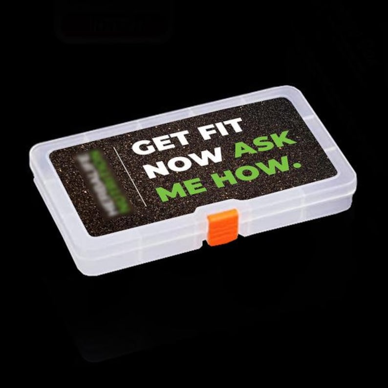 Puede incluir: Una caja rectangular de pl&aacute;stico transparente con un cierre naranja. La tapa presenta el texto "GET FIT NOW ASK ME HOW" en blanco y verde. El fondo del texto es un patr&oacute;n oscuro moteado.