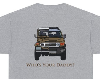 FJ40 メンズ T シャツ、FJ クルーザー T シャツ、Who&#39;s Your Daddy T シャツ、ランド クルーザー シャツ - Reefmonkey アーティスト Brody Plourde