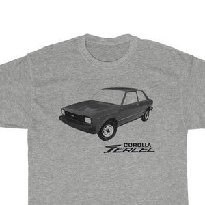 Könnte beinhalten: Ein graues T-Shirt mit einer Schwarz-Weiß-Illustration eines Toyota Corolla Tercel. Die Autografik ist eine Seitenansicht des Fahrzeugs. Der Text "COROLLA TERCEL" ist unter dem Auto aufgedruckt.
