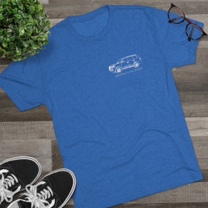 K&ouml;nnte beinhalten: Ein k&ouml;nigsblaues T-Shirt mit einer wei&szlig;en Umrandung eines Toyota Land Cruiser und dem Text "REMARKABLY LAND CRUISER".