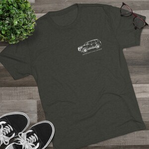 K&ouml;nnte beinhalten: Ein dunkelgraues T-Shirt mit einem wei&szlig;en Umriss eines Toyota Land Cruiser und dem Text "Jeepmonkey Land Cruisers".