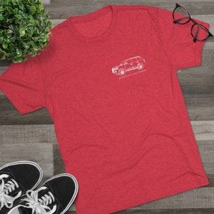 K&ouml;nnte beinhalten: Rotes melierter T-Shirt mit einer wei&szlig;en Umrandung eines Toyota Land Cruiser. Der Text "REMARKABLY LAND CRUISER" ist unter dem Fahrzeug aufgedruckt.