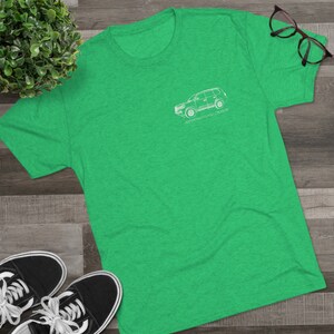 K&ouml;nnte beinhalten: Ein gr&uuml;nes T-Shirt mit einer wei&szlig;en Umrandung eines Toyota Land Cruiser auf der Vorderseite. Der Text "REMARKABLE LAND CRUISER" ist unter dem Fahrzeug aufgedruckt.
