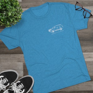 K&ouml;nnte beinhalten: Ein blaues T-Shirt mit einer wei&szlig;en Umrandung eines Toyota Land Cruiser auf der Vorderseite. Der Text "Legendary Land Cruiser" ist unter dem Auto aufgedruckt.
