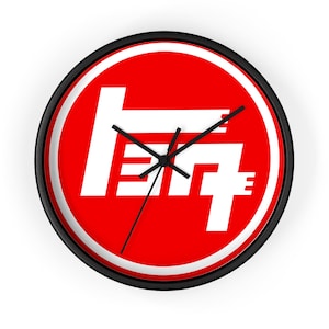 Puede incluir: Reloj de pared redondo con marco negro. La esfera es roja con un logotipo blanco y manecillas negras. Un artículo decorativo para el hogar.