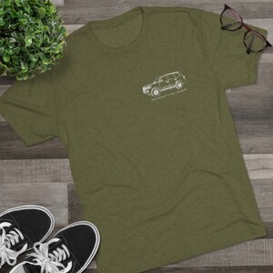 K&ouml;nnte beinhalten: Ein gr&uuml;nes T-Shirt mit einer wei&szlig;en Umrandung eines Toyota Land Cruiser und dem Text "REMARKABLY LAND CRUISER".