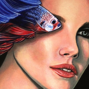 Puede incluir: Una pintura que muestra un primer plano de un rostro con un pez betta azul y rojo vibrante sobre un ojo. El pez presenta aletas y escamas fluidas, mientras que el rostro muestra tonos de piel detallados, labios rojos y un ojo visible.