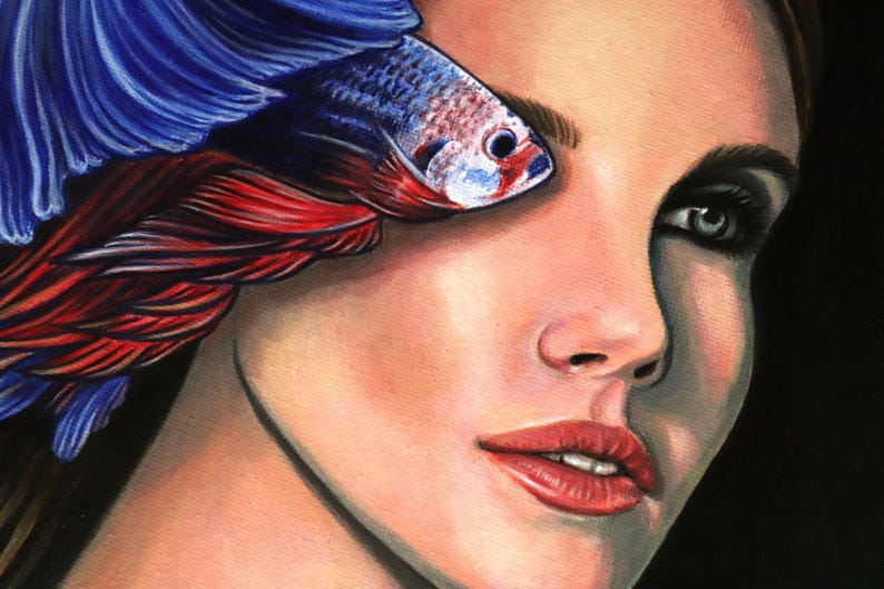Puede incluir: Una pintura que muestra un primer plano de un rostro con un pez betta azul y rojo vibrante sobre un ojo. El pez presenta aletas y escamas fluidas, mientras que el rostro muestra tonos de piel detallados, labios rojos y un ojo visible.