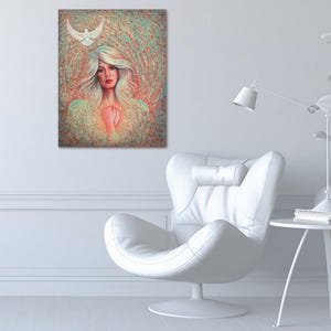 Op de afbeelding: Een artistiek schilderij toont een vrouw met lang, golvend wit haar en een duif boven haar hoofd. De handen van de vrouw zijn gevouwen over haar hart, tegen een achtergrond van rode, groene en oranje tinten.