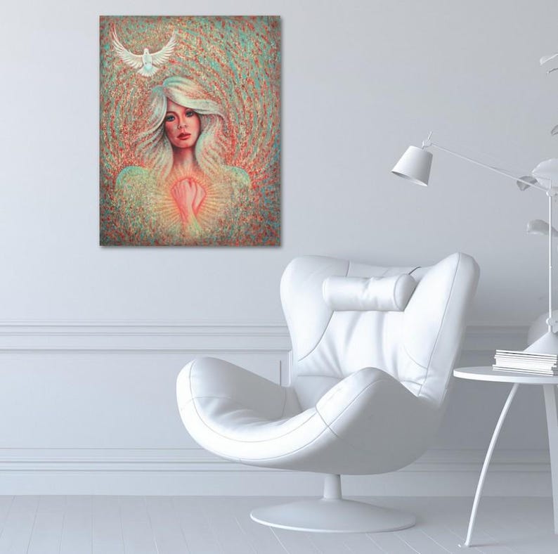 Op de afbeelding: Een artistiek schilderij toont een vrouw met lang, golvend wit haar en een duif boven haar hoofd. De handen van de vrouw zijn gevouwen over haar hart, tegen een achtergrond van rode, groene en oranje tinten.