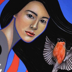 Pu&ograve; includere: Un dipinto raffigurante una persona con lunghi capelli neri e un indumento grigio con un disegno a cerchio rosso. Un uccello con il petto arancione brillante e le ali nere vola in primo piano su uno sfondo di forme astratte blu e rosse.