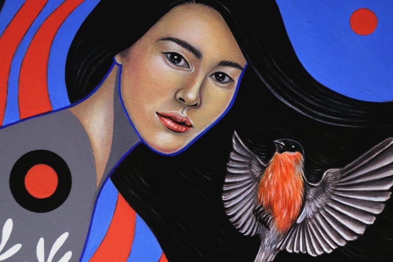 Pu&ograve; includere: Un dipinto raffigurante una persona con lunghi capelli neri e un indumento grigio con un disegno a cerchio rosso. Un uccello con il petto arancione brillante e le ali nere vola in primo piano su uno sfondo di forme astratte blu e rosse.