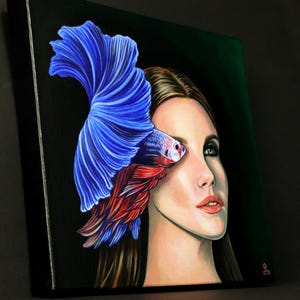 Retrato femenino original pintado a mano, acrílico sobre lienzo, pez betta, arte mural, surrealismo, "Alpha y Betta". imagen 2