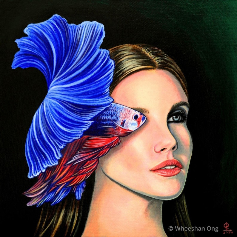 Puede incluir: Una pintura al &oacute;leo surrealista que muestra a una persona con cabello largo casta&ntilde;o y un pez betta azul y rojo vibrante posicionado sobre un ojo. El pez tiene aletas grandes y fluidas. El fondo es de un color negro s&oacute;lido y oscuro.