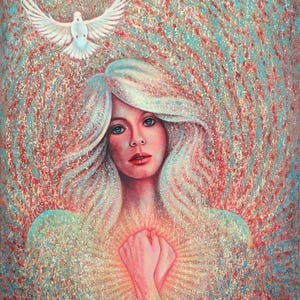 Op de afbeelding: Een artistiek schilderij van een vrouw met lang, golvend wit haar en blauwe ogen. Een witte duif vliegt boven haar hoofd. De handen van de vrouw zijn over haar borst gevouwen, met licht dat van haar uitstraalt. De achtergrond is een mix van rood en blauw.