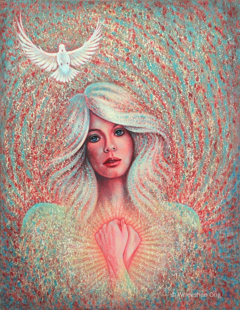 Op de afbeelding: Een artistiek schilderij van een vrouw met lang, golvend wit haar en blauwe ogen. Een witte duif vliegt boven haar hoofd. De handen van de vrouw zijn over haar borst gevouwen, met licht dat van haar uitstraalt. De achtergrond is een mix van rood en blauw.