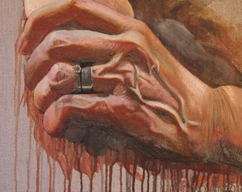 Puede incluir: Primer plano de una mano con un anillo de plata en el dedo anular. La mano está apoyada en otra mano, y la piel está arrugada y texturizada. El fondo es un lienzo de color marrón claro.