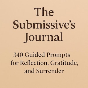 Może przedstawiać: Dziennik zatytułowany "The Submissive's Journal" w ciemnobrązowej czcionce szeryfowej. Tło jest jasno-beżowe. Tekst poniżej brzmi "340 Guided Prompts for Reflection, Gratitude, and Surrender."