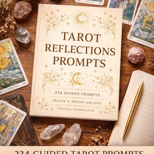 Puede incluir: Un libro beige titulado "Tarot Reflections Prompts" con el texto "234 Guided Prompts" y "Digital Download". La imagen incluye cartas del tarot, cristales, una vela encendida y un bolígrafo dorado sobre una superficie de madera.