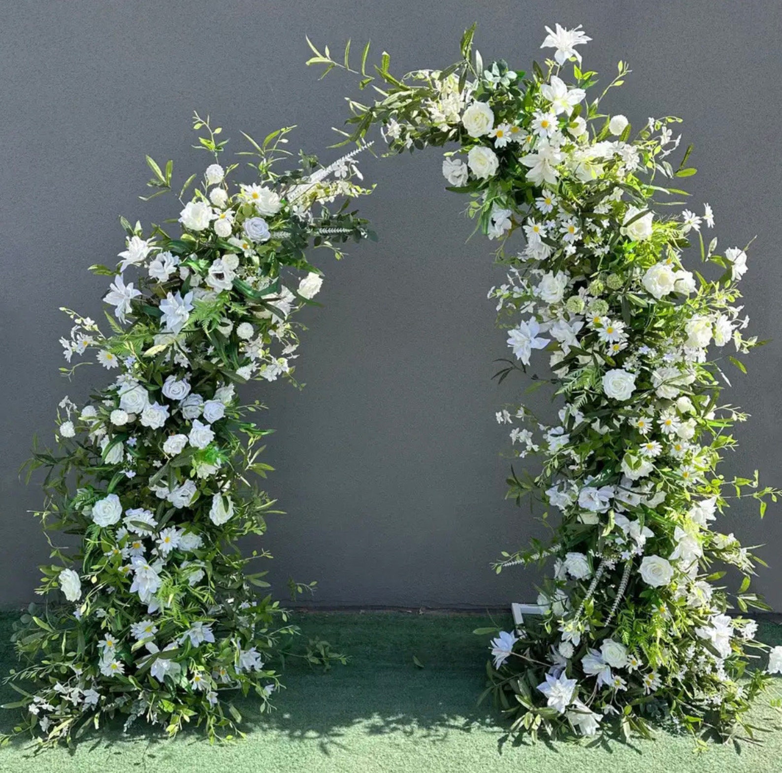 Moon Shape Horn Arch With White Flower Runner Wedding Backdrop ...