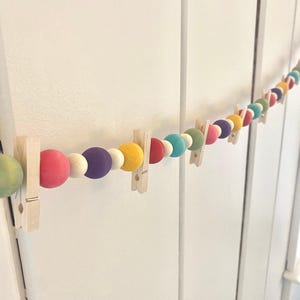 Kolorowa girlanda z koralików z klipsami, ekspozycja prac artystycznych dla dzieci, wystrój pokoju dziecięcego, wystrój pokoju dziecięcego, ekspozycja prac artystycznych, girlanda z klipsami