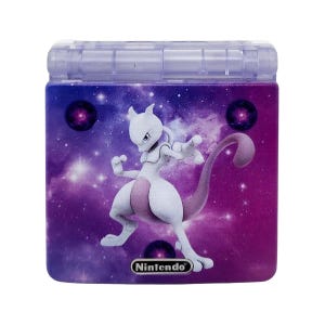 Könnte beinhalten: Eine lila-blaue Kunststoffhülle mit einer Grafik des Pokémon Mewtwo vor einem Sternenhintergrund. Die Hülle hat einen transparenten Klappdeckel und das Nintendo-Logo ist unten sichtbar.