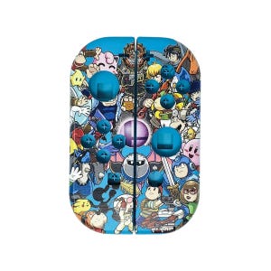 Könnte beinhalten: Eine blaue Nintendo Switch Joy-Con Controller-Haut mit einem farbenfrohen Design, das verschiedene Charaktere aus der Super Smash Bros. Videospielserie zeigt. Die Haut hat einen blauen Hintergrund mit einer Vielzahl von Charakteren, darunter Mario, Luigi, Pikachu und Link.
