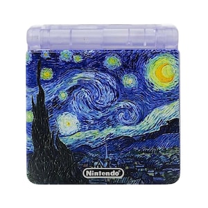 Pode incluir: Uma capa transparente para cartuchos de jogos Nintendo com uma impressão de "A Noite Estrelada" de Van Gogh. A capa tem formato retangular com tampa articulada. A obra de arte retrata um céu noturno turbulento com lua e estrelas. O logotipo da Nintendo é visível.