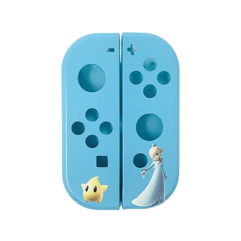 Puede incluir: Una funda para consola de juegos Nintendo Switch de color azul claro con un personaje de estrella blanco y amarillo y un personaje blanco con un vestido azul en el lado derecho.