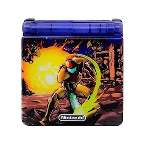 Op de afbeelding: Een blauwe Nintendo Game Boy Advance SP met een kleurrijk beeld van een videogamepersonage, een gele en groene energie-explosie en de tekst "Nintendo" op de voorkant.