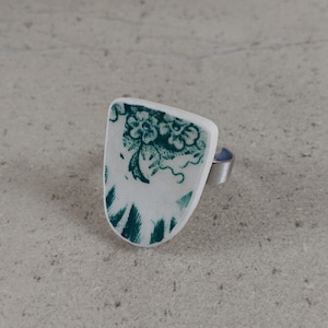 Anel floral de porcelana quebrada, Anel de cerâmica vermelha e branca, Anel de porcelana chinesa reaproveitado, Joias de prato quebrado, Anel de cerâmica de praia