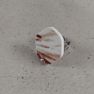Anel floral de porcelana quebrada, Anel de cerâmica verde e branca, Anel de porcelana chinesa reaproveitado, Joias de prato quebrado, Anel de cerâmica de praia