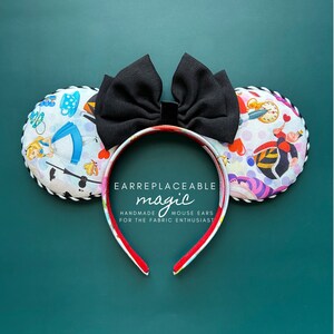 Orecchie di Topolino ispirate ad Alice nel Paese delle Meraviglie, orecchie di Minnie dello Stregatto, orecchie di Topolino della Regina di Cuori, orecchie di Minnie del Cappellaio Matto, Alice nel Paese delle Meraviglie