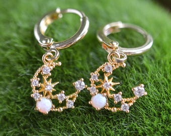 Moon Huggies • Opaalhanger • Kubieke steen • 14k verguld • Star Moon-oorbellen