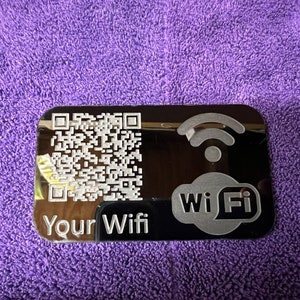 Código QR em acrílico preto cortado a laser para seu wifi.