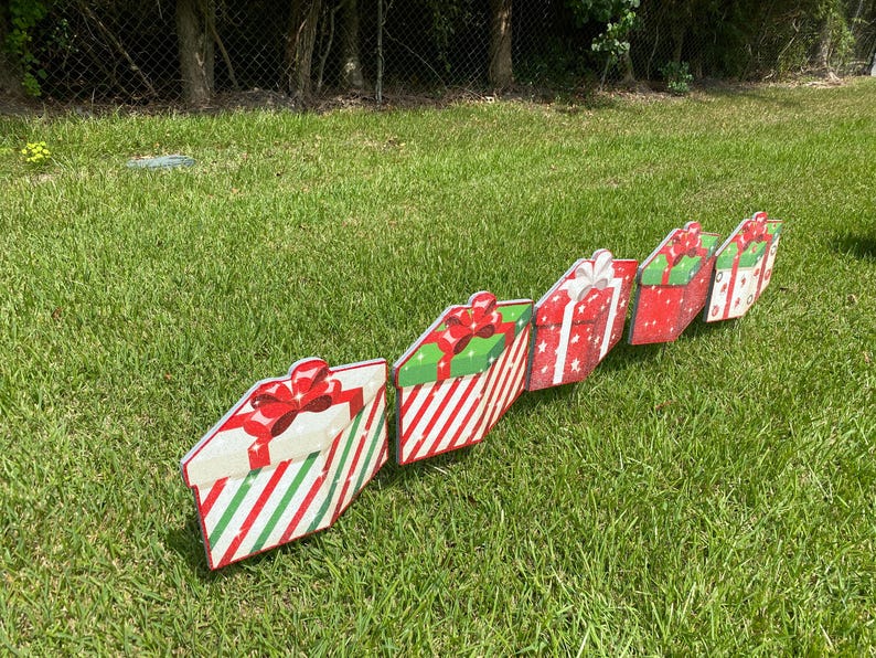 A set of 5 Christmas Present Yard Decorations-bright and colorful gift box 3D designs in green, red white: a close view of the edge of boxes