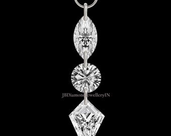 Puede incluir: Un colgante con tres diamantes transparentes de diferentes formas: una marquesa, un brillante redondo y una forma de cometa. Los diamantes están conectados y suspendidos de un pequeño anillo plateado. El fondo es negro.