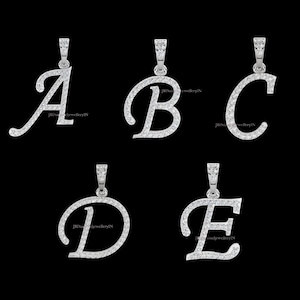 Peut inclure: Cinq pendentifs initiaux argentés, chacun représentant une lettre différente : A, B, C, D et E. Les lettres sont incrustées de petites pierres scintillantes, et chacune possède une petite boucle en haut pour une chaîne. Le fond est noir.