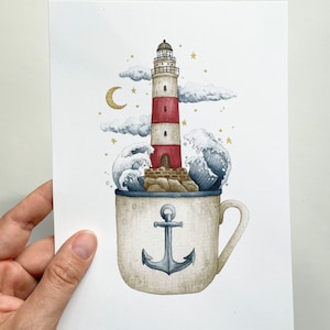 Könnte beinhalten: Aquarellillustration eines Leuchtturms mit rot-weißen Streifen, Wellen und einem Mond und Sternen, in einer Tasse mit einem Anker. Der Leuchtturm steht auf einem felsigen Sockel, mit Wellen, die um ihn herum brechen. Die Tasse ist beige mit blauem Rand.