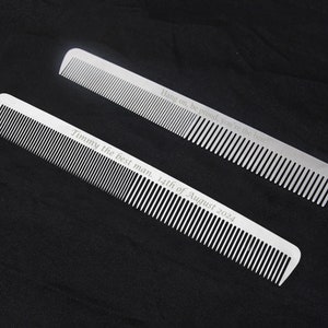 Gepersonaliseerde kam met lederen etui, kapperskammen, roestvrijstalen kam, aangepaste naamkam, salonhaarkam, professionele haarstylistkammen