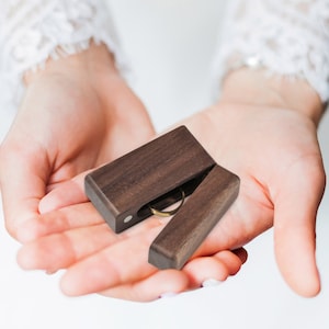 Boîte à bagues de fiançailles personnalisée/ Boîte à bagues de proposition/ Boîte à bagues en bois/ Boîte à bagues mince/ Une seule fente/ Boîte rustique pour porteur d'anneaux/ Boîte souvenir