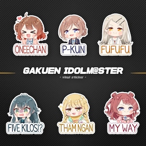 以下が含まれることがあります： アニメキャラクターが異なる表情とテキストで描かれた、カラフルなビニールステッカー6枚セット。 ステッカーのテキストには、「Oneechan」、「P-Kun」、「Fufufu」、「Five Kilos?!」、「Tham Ngan」、「My Way」が含まれています。