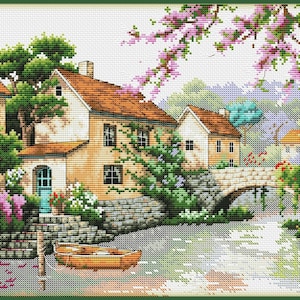 Könnte beinhalten: Ein Gemälde, das eine malerische Dorfszene mit einer Steinbrücke über einem Fluss zeigt. Die Häuser sind in warmen Farben gestrichen, mit grünen Bäumen und blühenden Blumen. Ein kleines Boot liegt am Fluss.