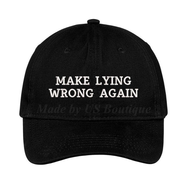 Pu&ograve; includere: Cappellino da baseball nero con testo ricamato in bianco che recita "Make Lying Wrong Again".