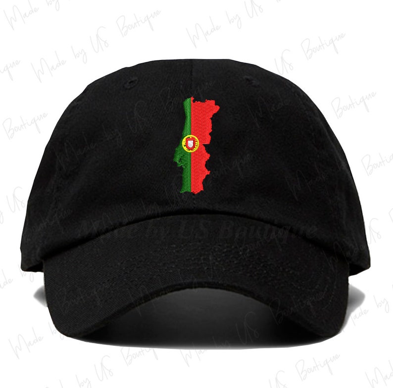 Pode incluir: Bon&eacute; de beisebol preto com um contorno bordado de Portugal com as cores da bandeira portuguesa, vermelho, verde e amarelo.