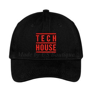 Puede incluir: Gorra de béisbol negra con un logotipo bordado en rojo que dice "TECH HOUSE" en un cuadro.