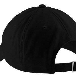 Pu&ograve; includere: Un cappello da baseball nero con visiera curva e cinturino regolabile.