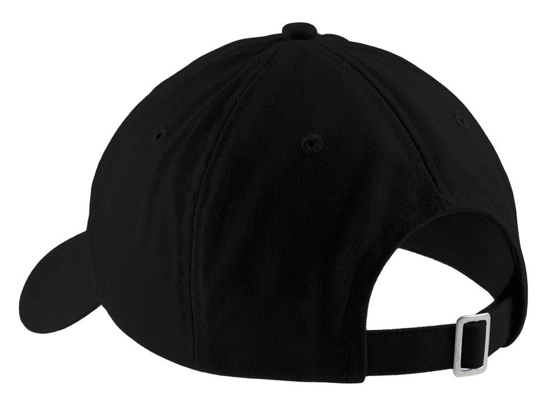 Pu&ograve; includere: Un cappello da baseball nero con visiera curva e cinturino regolabile.