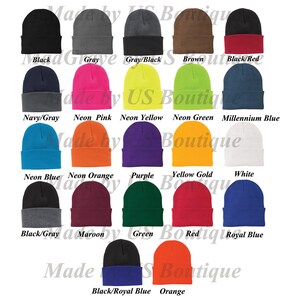Peut inclure: Une collection de 18 bonnets en tricot de diff&eacute;rentes couleurs. Les bonnets sont dispos&eacute;s en rang&eacute;es de trois. Les couleurs incluent le noir, le gris, le marron, le rouge, le marine, le rose, le jaune, le vert, le bleu, l'orange, le violet, l'or, le blanc, le marron et le bleu royal.