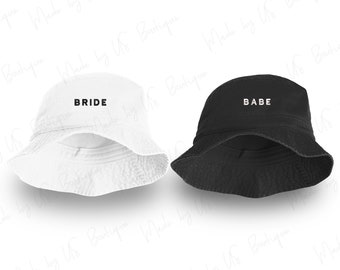 Braut und Babe Eimer Hut, gerade verheiratet, Frau, Hochzeit, Paare, Ehemann, Wifey, Party Hut, Brautjungfer, Bachelorette gestickte Dad Caps